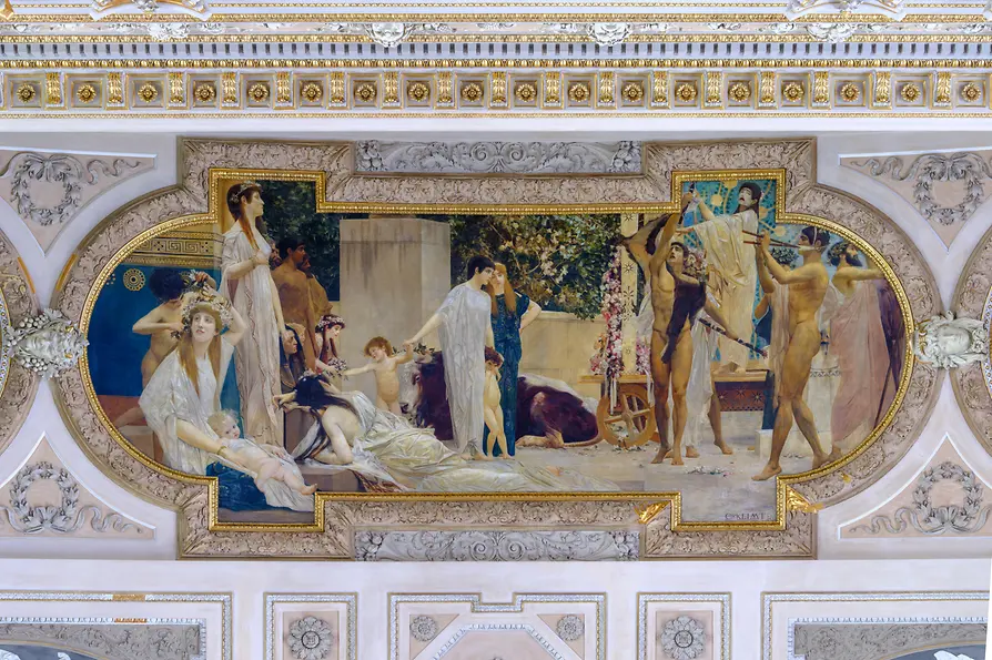 Das Deckengemälde zeigt den Thespiskarren von Gustav Klimt