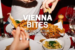 Schriftzug "Vienna Bites. Küche, Kultur, Charakter" im Hintergrund Essen auf einem Tisch